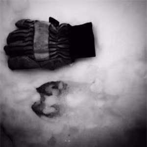 6. Những dấu chân bí ẩn tại lâu đài Morveau, Bỉ: Được phát hiện vào đầu năm 1945 trên ngọn đồi phủ đầy tuyết phía sau lâu đài Morveau gần Everberg, Bỉ, những dấu chân lạ xuất hiện hàng km kéo dài qua rừng, cánh đồng, sau đó dừng lại bên một con suối. Nhiều dấu chân có mặt cả ở những đống tuyết rất dày. Không có bất kỳ bằng chứng cho thấy có tác động từ động vật. Người dân đã thử so sánh dấu chân với một con dê trong làng nhưng không trùng khớp. Đáng ngạc nhiên, những vết tích này khá giống với sự việc xảy ra ở Devonshire, Anh gần một trăm năm trước. 