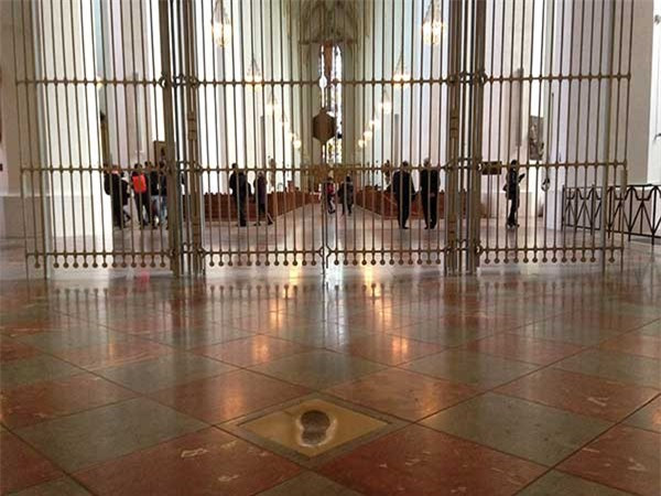 Cụ thể, "quỷ dữ" yêu cầu nhà thờ không được có bất kỳ cửa sổ nào cho ánh sáng lọt vào. Sau khi Die Frauenkirche hoàn thành, con quỷ đã đến kiểm tra xem Jorg von Halspach có giữ lời hứa hay không. Tuy nhiên, khi phát hiện nhà thờ vẫn có một số cửa sổ, trong cơn tức giận, con quỷ đã dẫm mạnh để lại dấu chân xuống sàn nhà. Dấu chân màu đen này hiện vẫn còn bên trong nhà thờ đến ngày nay, rất thu hút khách du lịch của thành phố Munich.