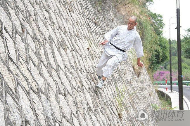 2. Phi Thiềm Tẩu Bích: "Phi Thiềm Tẩu Bích" là môn khinh công nổi tiếng của Thiếu Lâm. Giống như tên gọi, người luyện "Phi Thiềm Tẩu Bích" cơ thể nhanh nhẹn, có khả năng đi lướt trên mái nhà và vách tường như bay, được xếp vào một trong 72 tuyệt kỹ Thiếu Lâm.