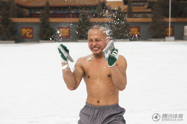 7. Thiết Đầu Công: "Thiết Đầu Công" là loại công phu giúp người luyện võ có cái đầu rắn chắc và cứng như đá, là một trong số những tuyệt kỹ của Thiếu Lâm Tự.