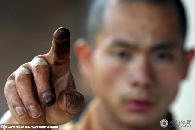  Trong hình, võ tăng Thích Lý Lượng đang biểu diễn "Nhất Chỉ Thiền". Anh cho biết, phải khổ luyện 10 năm trời, ngón tay ngắn đi 1cm mới luyện thành loại võ công này. 