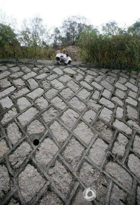  Người luyện thành thục môn võ này có khả năng chạy lướt trên độ cao 5m, tường dốc 85 độ mà vẫn như đi trên đất bằng. Trong hình, võ tăng Thích Lý Lượng của Nam Thiếu Lâm Tự đang luyện tập "Phi Thiềm Tẩu Bích". 