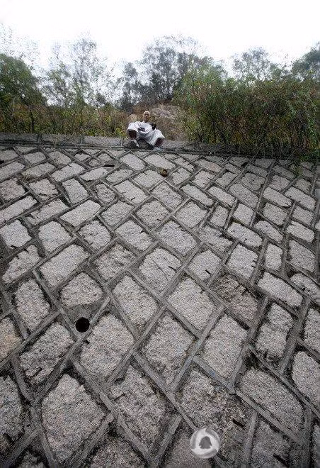  Người luyện thành thục môn võ này có khả năng chạy lướt trên độ cao 5m, tường dốc 85 độ mà vẫn như đi trên đất bằng. Trong hình, võ tăng Thích Lý Lượng của Nam Thiếu Lâm Tự đang luyện tập "Phi Thiềm Tẩu Bích". 