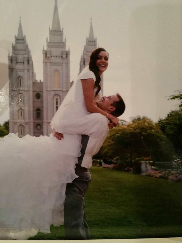 8. Thế quái nào mà lần nào xem lại tấm ảnh này tôi cũng thấy cô dâu như đang ngồi lên cổ, chân vắt ra đằng sau lưng của chú rể cơ? Có ai giống tôi không?