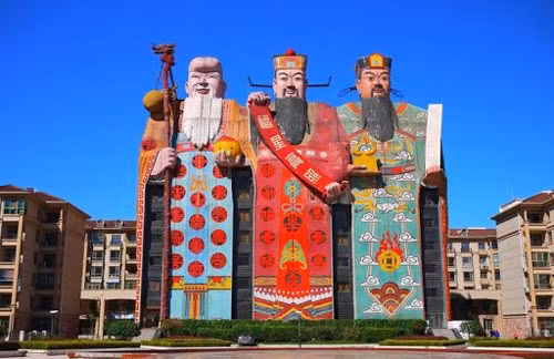 Không quá kỳ dị nhưng thực sự khác biệt, khách sạn Beijing Tianqi (Emperor) tại Lang Phường, Hà Bắc. Nằm ở ngoại ô Bắc Kinh, khách sạn 10 tầng này luôn tự hào với kiến trúc xây dựng theo hình ảnh Phúc Lộc Thọ - các vị thần tại Trung Quốc tượng trưng cho hạnh phúc, thịnh vượng và tuổi thọ. 