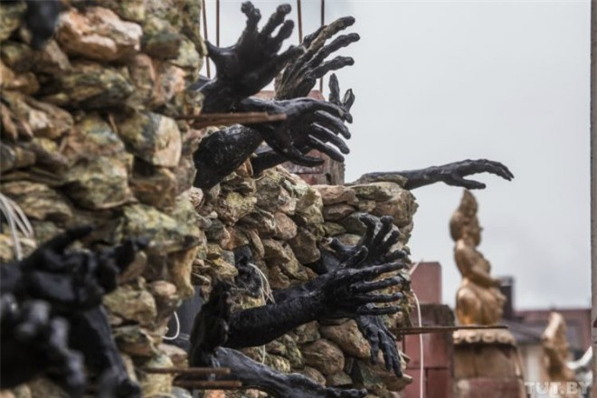 Những cách tay chìa ra từ bức tường khiến người xem khiếp sợ. Trái với suy nghĩ của nhiều người, chủ nhân của ngôi nhà nàylà một doanh nhân hoàn toàn bình thường. Ông bắt đầu xây dựng ngôi nhà kỳ lạ này khoảng một thập kỷ trước. Đến nay nó gần như đã hoàn thiện và mọi người sợ rằng nó sẽ còn nhiều chi tiết đáng sợ hơn nữa.