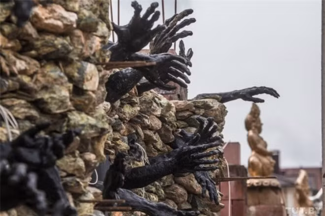 Những cách tay chìa ra từ bức tường khiến người xem khiếp sợ. Trái với suy nghĩ của nhiều người, chủ nhân của ngôi nhà nàylà một doanh nhân hoàn toàn bình thường. Ông bắt đầu xây dựng ngôi nhà kỳ lạ này khoảng một thập kỷ trước. Đến nay nó gần như đã hoàn thiện và mọi người sợ rằng nó sẽ còn nhiều chi tiết đáng sợ hơn nữa.