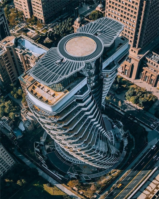 Tòa nhà DNA là tổ hợp chung cư cao cấp dành cho giới thượng lưu với mỗi căn hộ được bán với giá khoảng750 tỷ đồng. Mỗi tầng được thiết kế xoay 4,5 độ theo chiều kim đồng hồ so với tầng trước và tòa nhà quay tới 90 độ qua 21 tầng. Với độ vặn xoắn này, các căn hộ có thể đón được ánh sáng tự nhiên, giúp tiết kiệm điện năng, thân thiện với môi trường. Ảnh:Exploringstories.