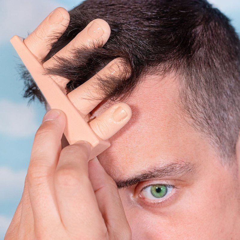 Lược hình bàn tay bằng silicone, dành cho những người hay vuốt tóc.