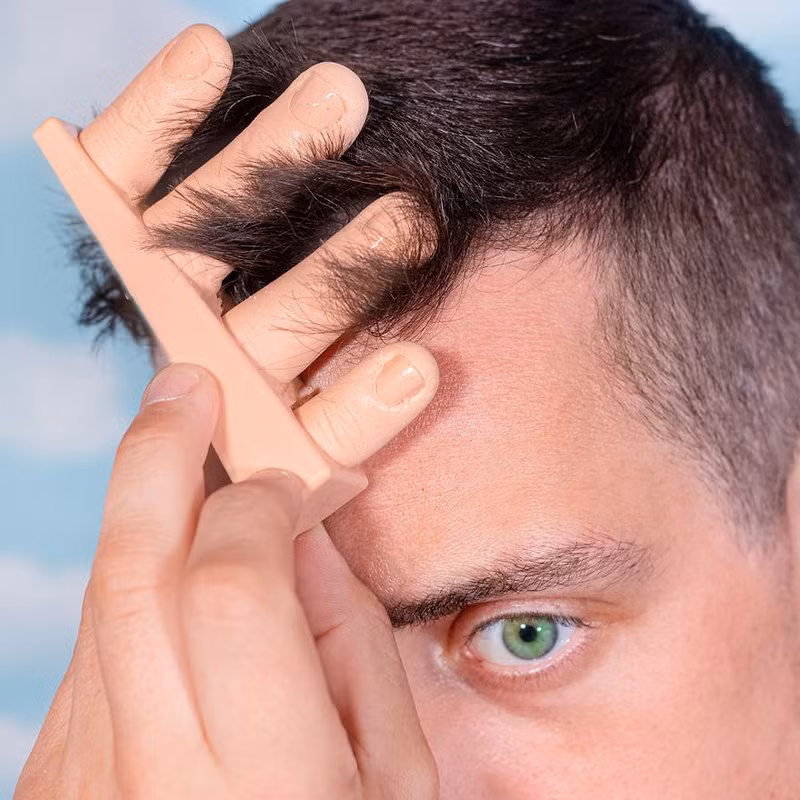 Lược hình bàn tay bằng silicone, dành cho những người hay vuốt tóc.