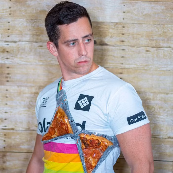 Chiếc túi đeo nhỏ gọn và trong suốt dành cho những người mê pizza.