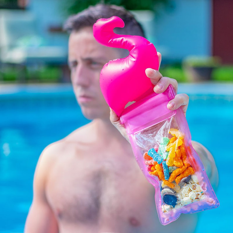 Bao bì đựng đồ ăn nhẹ sẽ rất hữu ích cho những người thích bơi lội, vì bạn có thể vừa bơi vừa thưởng thức snack ngon lành. 