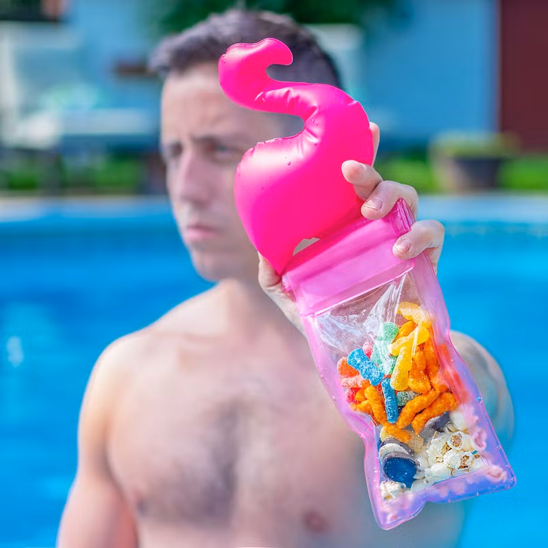 Bao bì đựng đồ ăn nhẹ sẽ rất hữu ích cho những người thích bơi lội, vì bạn có thể vừa bơi vừa thưởng thức snack ngon lành. 