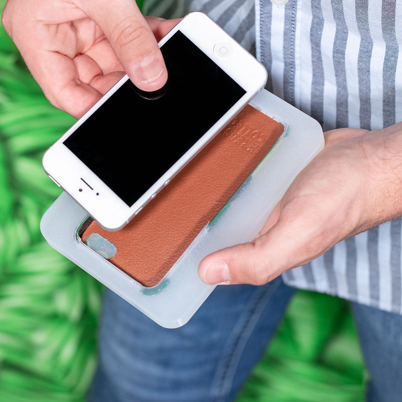 Tấm ốp dành cho tấm ốp lưng điện thoại, làm bằng silicone. Chiếc ốp này sẽ bảo vệ và giúp ốp lưng điện thoại của bạn trông luôn như mới.