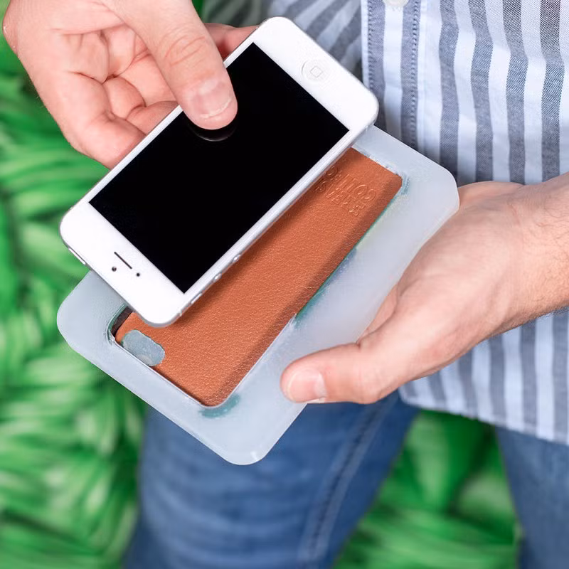 Tấm ốp dành cho tấm ốp lưng điện thoại, làm bằng silicone. Chiếc ốp này sẽ bảo vệ và giúp ốp lưng điện thoại của bạn trông luôn như mới.