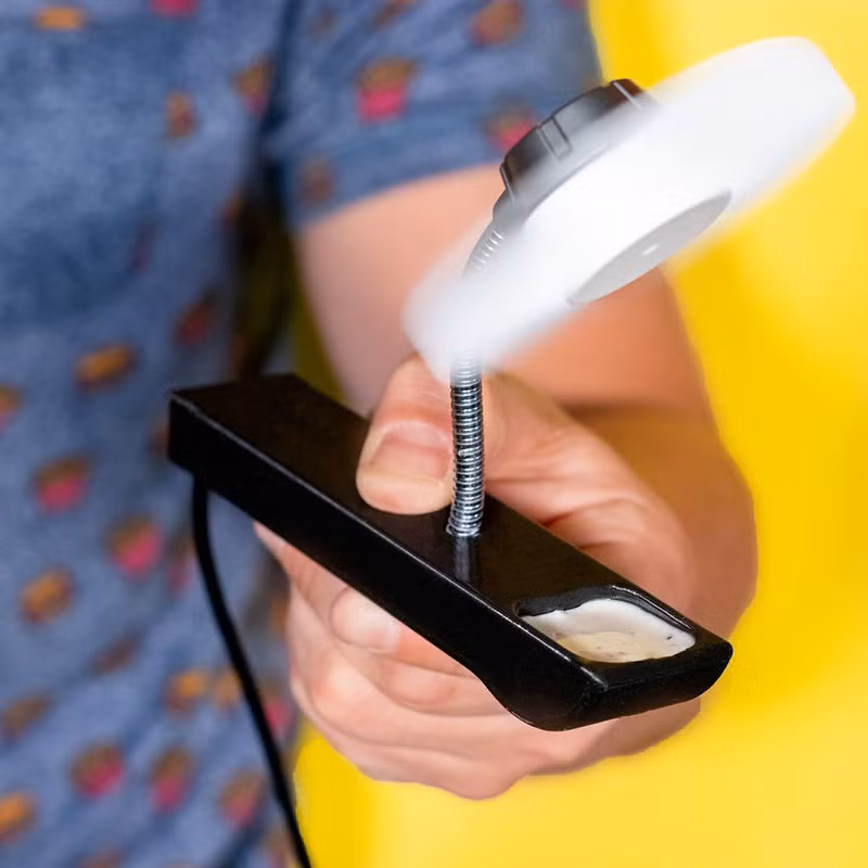 Thìa xúc đồ ăn kiêm chức năng làm mát. Tuy nhiên bạn phải hết sức khéo léo khi muốn đưa đồ ăn lên miệng.