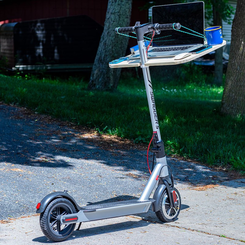 Chiếc scooter cho những người bận rộn. Với thiết bị này bạn có thể làm việc hoặc truy cập internet mọi lúc mọi nơi, thậm chí…khi đang đi đường.