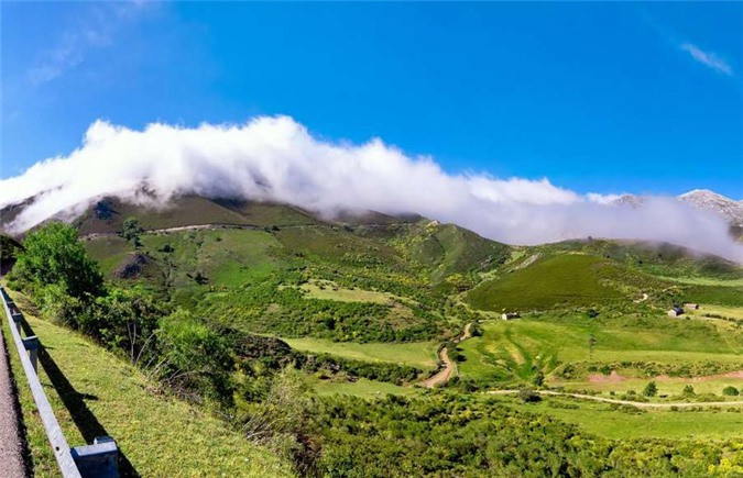 Những cơn gió Katabatic bất thường xuất hiện ở những khu vực cao như núi đồi, cao nguyên và sau đó thổi xuống các thung lũng do sự thay đổi về áp suất. Hiện tượng này có thể quan sát thấy ở Nam Cực, Greenland và những vịnh hẹp ở Na Uy.