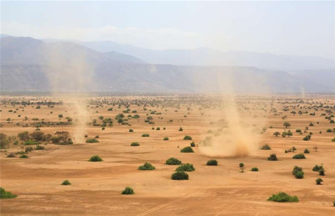 Bụi quỷ là hiện tượng thời tiết xuất hiện phổ biến ở các khu vực sa mạc khô nóng khi gió thổi khiến cát và bụi tạo thành những cột vòi rồng nhỏ. Hiện tượng này có thể quan sát tốt nhất ở Thung lũng Great Rift tại Kenya.