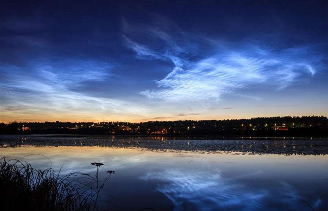 Những đám mây dạ quang là kết quả từ việc các tinh thể băng phản chiếu ánh Mặt trời sau hoàng hôn. Tuy nhiên, hiện tượng này chỉ xảy ra ở các khu vực từ vĩ độ 45 - vĩ độ 80 ở phía bắc và phía nam của đường xích đạo trong những tháng mùa hè. Bạn có thể quan sát hiện tượng này ở Estonia, Phần Lan và Thụy Điển từ tháng 5 - tháng 8.