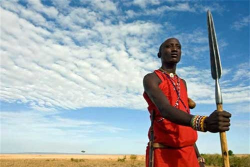 4. Săn sư tử ở Maasai: Người Maasai được mệnh danh là dũng cảm nhất trong các bộ tộc của Kenya. Cuộc sống của họ gắn bó với các loài động vật hoang dã, kể cả những con sư tử và họ coi chúng như con vật linh thiêng. Theo truyền thống, khi đến tuổi 16, các chàng trai trong làng phải giết chết một con sư tử như một nghi lễ trưởng thành của mình. Người Maasai quan niệm, ai dám nhận nhiệm vụ giết loài vật hung dữ này, lấy da và lông chúng làm trang phục sẽ được xem như anh hùng và nhận được sự tôn vinh của các thành viên trong bộ tộc.