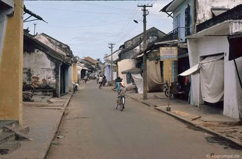 “Năm 1991 tôi đã được trải nghiệm thành phố này trong sự nguyên sơ – không có khách du lịch nào khác. Sự xuất hiện của một ông khách châu Âu đã khuấy động cuộc sống ở nơi đây, cho dù Hội An đã có mặt trong chương trình tham quan chính thức. Tôi có ấn tượng rằng thời gian đã dừng lại theo cách nào đó” - du khách kiêm nhiếp ảnh gia kể lại về khoảnh khắc này.