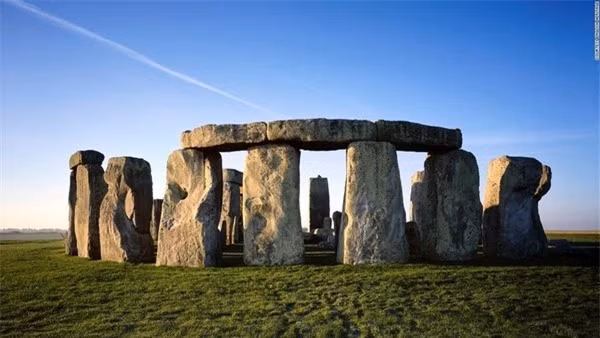 Stonehenge (Anh): Người ta tin rằng vòng đá từ thời tiền sử này có thể được xây dựng từ tận 5.000 năm trước và quá trình thực hiện trải dài suốt 1.500 năm. Cách thức những tảng đá khổng lồ được chuyển tới đây vẫn là một bí ẩn. 