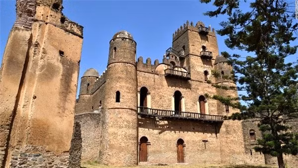 Gondar (Ethiopia): Thủ đô của đế chế Ethiopia cổ - Gondar - đã hứng chịu những cuộc xâm lăng liên tiếp từ giữa những năm 1800. Tuy nhiên vài lâu đài và nhà thờ vẫn tồn tại, bao gồm Fasil Ghebbi (trong ảnh) - một thành trì của hoàng gia, giúp chúng ta được chiêm ngưỡng một trong số ít thành phố thời Trung cổ của châu Phi còn tồn tại đến ngày nay. 