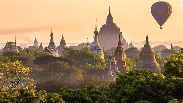 Bagan (Myanmar): Thành phố cổ Bagan là một quần thể gồm hơn 2.000 ngôi đền Phật giáo được xây dựng vào thế kỷ 11, nằm dọc theo sông Irrawaddy. 