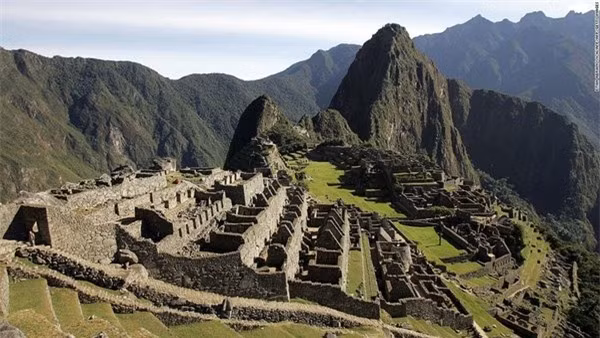 Machu Picchu (Peru): Tọa lạc ở độ cao khoảng 2.438 m trên dãy Andes, thành phố Machu Picchu bí ẩn được xây dựng hơn 500 năm trước, giờ đây thu hút hàng nghìn khách du lịch mỗi ngày. 