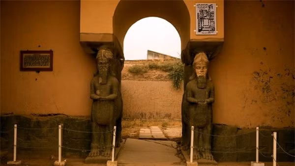Nimrud (Iraq): Nimrud là kinh đô của đế chế đầu tiên trên thế giới, từng là một thành phố đầy kiêu hãnh với các cung điện và ngôi đền rộng lớn. Đồ làm bằng ngà voi, những tấm đá khắc, trang sức và vương miện bằng vàng đều được chôn giấu bên trong di tích. Tuy nhiên, rất nhiều công trình và tác phẩm nghệ thuật vô giá gần đây đã bị Tổ chức Nhà nước Hồi giáo (IS) hủy hoại.