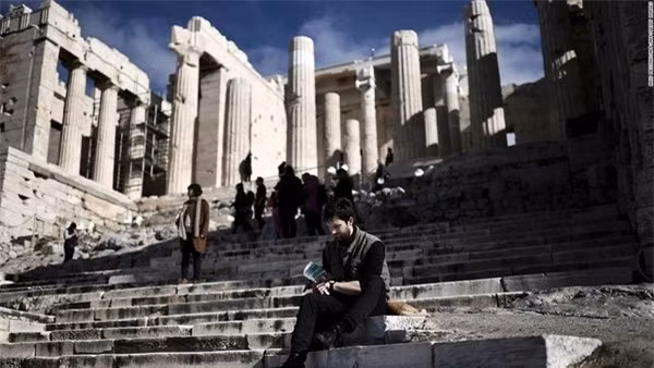 Athens (Hy Lạp): Các công trình cổ của Athens hòa hợp đến kinh ngạc với Athens hiện đại. Du khách có thể tìm thấy các quán cà phê và cửa hàng trên khu phố đi bộ dưới thành Acropolis, khiến di tích này trở thành một phần trong cuộc sống hàng ngày của người dân Athens. 