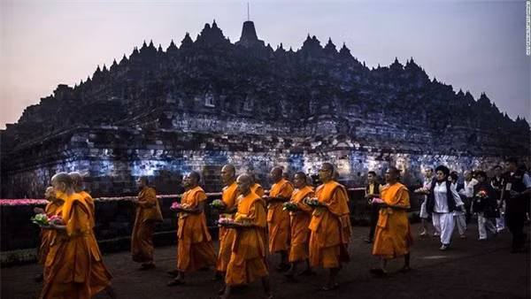 Borobudur (Indonesia): Khu đền Phật giáo từ thế kỷ 9 Borobudur là nơi được tham quan nhiều nhất ở Indonesia. Công trình hoàn thành vào đầu những năm 800, nằm dưới lớp phủ của tro núi lửa và rừng hàng thế kỷ, trước khi được tìm thấy đầu những năm 1800. 