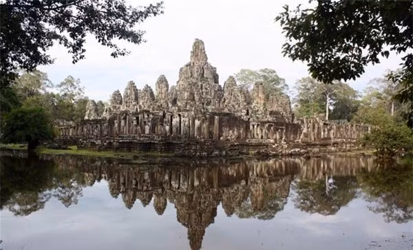 Angkor Wat (Campuchia): Đây từng là một thành phố rộng lớn với hệ thống đường xá, nhà cửa, kênh rạch, ao và đền trải khắp vùng nông thôn Campuchia. 