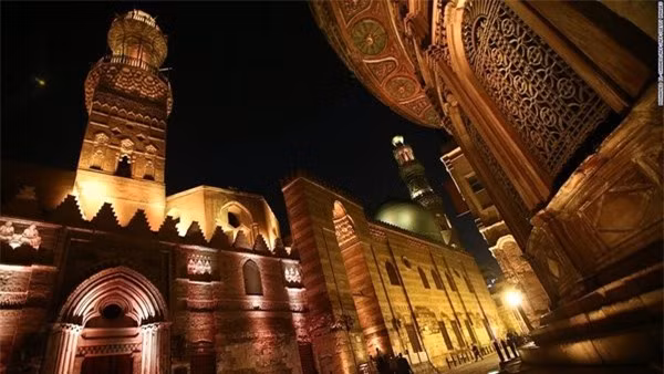 Cairo (Ai Cập): Cùng với quần thể kim tự tháp Giza ở ngoại ô thành phố, Cairo đã trải qua lịch sử hơn 1.000 năm. Trong ảnh là đường Al-Mu’izz al-Din Illah, một trong những con đường lịch sử quan trọng nhất tại khu Hồi giáo ở Cairo. 