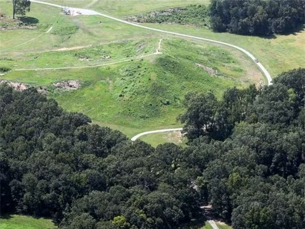 Poverty Point, Louisiana (Mỹ): Thậm chí phần lớn người Mỹ không biết tới Poverty Point ở bang Louisiana. Khu thương mại phức tạp này đã đạt tới đỉnh cao của văn minh nhân loại vùng Bắc Mỹ từ khoảng năm 3500 TCN. Di tích được xây dựng và sử dụng bởi các thợ săn, ngư dân và người thu gom, mặc dù nông nghiệp vẫn chưa xuất hiện. 