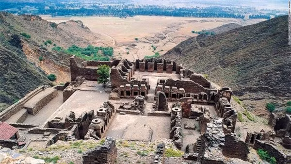 Takht-i-Bahi (Pakistan): Khu lăng mộ Phật giáo này được xây dựng vào thế kỷ đầu tiên, nhưng 600 năm sau không còn được sử dụng. Vị trí trên đỉnh đồi bảo vệ nơi đây khỏi sự xâm phạm, cho tới khi người Anh đi qua và mang theo những kho báu còn sót lại. 