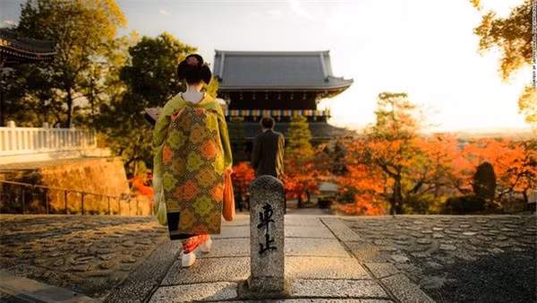 Kyoto (Nhật Bản): Từng là thủ đô của đế quốc Nhật Bản hơn 1.000 năm, Kyoto có cách riêng để vừa giữ gìn và trân trọng những truyền thống cũ, vừa hân hoan chào đón những điều mới. Có hơn 1.000 ngôi đền Phật giáo và đền Shinto trong thành phố được bảo tồn rất tốt. 