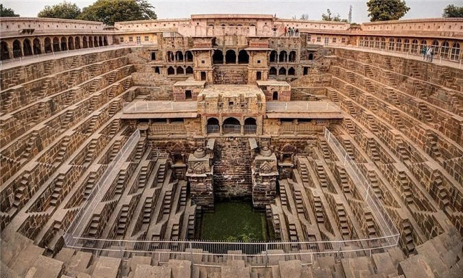 Chand Baori, Rajasthan, Ấn Độ: Chand Baori, giếng cổ xây dựng từ thế kỷ thứ 9, nằm ở làng Abhaneri ở phía đông Rajasthan, Ấn Độ, là một trong những di tích lịch sử quan trọng nhất ở quốc gia này. Giếng cổ có cấu trúc hình vuông với những bậc thang đối xứng ở các bức tường. Với khoảng 3.500 bước, giếng sâu hơn 20 mét gồm 13 tầng.