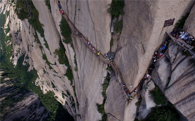 Hóa Sơn, tỉnh Thiểm Tây, Trung Quốc: Hóa Sơn là một trong năm ngọn núi thuộc Ngũ Nhạc Danh Sơn của Trung Quốc. Ngọn núi mang trong mình một ý nghĩa lịch sử to lớn về tín ngưỡng. Năm 1990, Hóa Sơn được UNESCO công nhận là di sản thiên nhiên thế giới. Nơi đây thu hút hàng nghìn khách du lịch mỗi năm vì phong cảnh hiếm có và là nơi sở hữu cầu thang độc nhất vô nhị. Cầu thang kính nằm bên vách núi không chỉ đẹp và cho khách du lịch trải nghiệm độ phiêu lưu mạo hiểm, thậm chí có thể lên đến đỉnh núi thiêng cao 2.083 mét. 