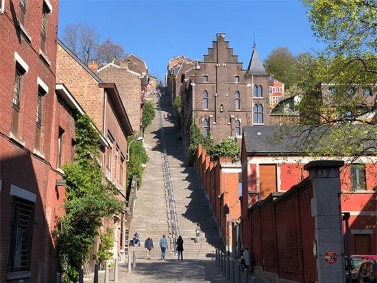 Montagne de Bueren, Liege, Bỉ: Montagne de Bueren là cầu thang 374 bậc ở Liege, Bỉ. Cầu thang được đặt theo tên của Vincent de Bueren, người bảo vệ Liege trước một cuộc tấn công của Công tước xứ Burgundy, Charles the Bold vào thế kỷ 15. Những bậc thang nơi đây rộng, không nhiều nguy hiểm, nhưng để chinh phục đoạn đường dài và dốc, chắc chắn khách du lịch cần nhiều sức khỏe. Công trình xây dựng vào năm 1881 để vinh danh 600 binh sĩ hi sinh trong trận chiến. Cứ hai năm một lần, vào mỗi dịp tháng 6, Montagne de Bueren biến thành một khung cảnh ngoạn mục với hàng nghìn bông hoa và nến thắp sáng.