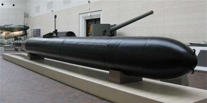 5. Ngư lôi có người lái của Nhật Bản: Kaiten là loại ngư lôi do Phát xít Nhật chế tạo. Nó được đưa vào sử dụng giữa năm 1944 và 1945. Trong khi các loại ngư lôi khác hoạt động nhờ quán tính, Kaiten cải thiện khả năng bắn trúng mục tiêu nhờ con người điều khiển. Nó là vũ khí liều chết mà Nhật sử dụng nhằm chống lại quân đồng minh trong những năm cuối cuộc chiến tranh thế giới lần II. 