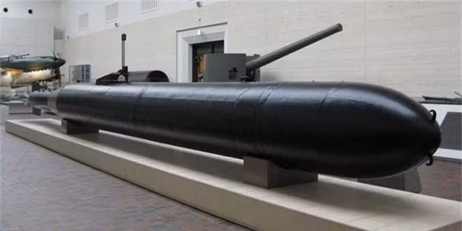 5. Ngư lôi có người lái của Nhật Bản: Kaiten là loại ngư lôi do Phát xít Nhật chế tạo. Nó được đưa vào sử dụng giữa năm 1944 và 1945. Trong khi các loại ngư lôi khác hoạt động nhờ quán tính, Kaiten cải thiện khả năng bắn trúng mục tiêu nhờ con người điều khiển. Nó là vũ khí liều chết mà Nhật sử dụng nhằm chống lại quân đồng minh trong những năm cuối cuộc chiến tranh thế giới lần II. 