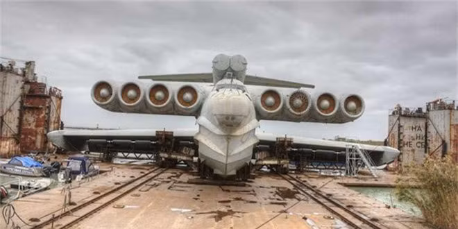 4. Thủy phi cơ của Liên Xô: Ra đời nhằm mục tiêu đối trọng với tàu sân bay Mỹ, thủy phi cơ Lun được thiết kế để bay là là trên mặt nước. Kích thước khổng lồ khiến nó lớn hơn tất cả các loại máy bay vận tải và nhanh hơn mọi loại tàu. Nó có thể mang các loại vũ khí đối hạm uy lực và cả vũ khí hạt nhân. Radar và hệ thống dò sonar của kẻ địch không thể tìm ra Lun vì nó bay thấp nhưng ít khi chạm mặt nước. Với tổng cộng 8 động cơ phản lực NK-8 công suất đẩy 13.000 kg mỗi chiếc được gắn trên cánh phụ nằm ngay trước cánh chính, chiếc máy bay có thể nâng một khối lượng khổng lồ khỏi mặt biển. Với phần bụng dưới được thiết kế như đáy thuyền và hai giá đỡ nằm tại các đầu cánh, thủy phi cơ Lun chỉ có thể cất và hạ cánh xuống dưới mặt biển. 