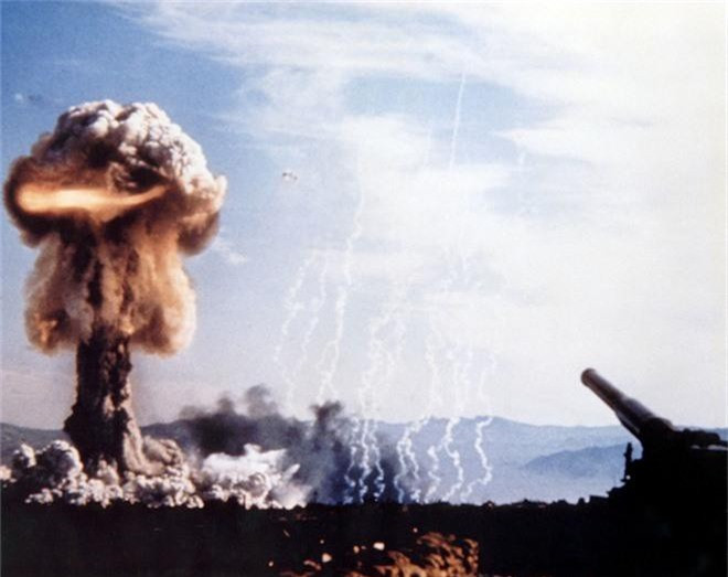 3. Pháo hạt nhân của Mỹ: Trong thời kỳ Chiến tranh Lạnh, người ta nảy ra ý tưởng chế tạo loại vũ khí hạt nhân chiến thuật, giúp hủy diệt những mục tiêu đã định thay vì tàn phá cả một thành phố. Nó sẽ được bắn chính xác vào mục tiêu từ các nòng pháo hoặc tên lửa tầm ngắn. Các quốc gia theo đuổi dự án pháo hạt nhân gồm Mỹ, Nga và Pháp. Sau đó, người ta chế tạo các loại tên lửa chính xác để đưa đầu đạn hạt nhân nổ đúng nơi họ muốn. Hiện tại, cả Nga và mỹ đã loại vũ khí này khỏi biên chế chiến đấu. Phần lớn chúng đã bị tiêu hủy theo hiệp định cắt giảm vũ khí hạt nhân giữa Moscow và Washington. 