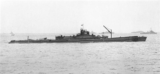 2. Tàu ngầm sân bay của Nhật Bản: Khi Thế chiến II lên tới đỉnh điểm, Nhật đưa vào sử dụng mẫu tàu ngầm lớp Sen Toku I-400. Các tàu lớp này rộng tới mức chúng có thể mang 3 chiếc máy bay chiến đấu Aichi M6A Seiran. Ngoài ra, tàu này còn có khả năng trang bị ngư lôi như các tàu thông thường, giúp nó chống lại các tàu chiến hoặc tàu ngầm của đối phương. Theo kế hoạch, quân Nhật dự định đóng 18 tàu loại này. Tới khi dự án bị hủy, người ta đã chế tạo được 3 chiếc. Tuy nhiên, chúng đều chịu chung kết cục bị đánh đắm. Dù khá độc đáo nhưng các tàu lớp Sen Toku I-400 không giúp quân Nhật cải thiện cục diện chiến trường. 