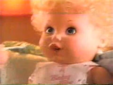 3. Baby Alive có nghĩa là "em bé sống", là loại búp bê xuất hiện khá sớm, từ thập niên bảy mươi. Món đồ chơi này tới năm 1922 mới có giọng nói và ngày nay vẫn được sản xuất. Chúng được bán khá nhiều trên Amazon, Ebay. Hiện giờ thì con búp bê trông đã đỡ ghê rợn, nhưng vào thập niên 90 là khủng khiếp nhất. Baby Alive thậm chí còn có một câu chuyện Creepypasta về nó. Thế là đủ hiểu nó đáng sợ tới mức nào. 