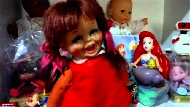 5. Baby Laugh-A-Lot: Quảng cáo cho con búp bê "thích cười" này không khác gì một trailer phim kinh dị. Mục đích của nó chỉ là mang đến niềm vui cho trẻ em, nhưng có lẽ ý tưởng một con búp bê biết cười phá lên không phải ý hay. Khi con búp bê Baby Laugh-A-Lot di chuyển tới lui và cười khúc khích không kiểm soát, màn hình liên tục cắt đến cảnh những cô bé cũng đang cười điên cuồng, sau đó lại quay về con búp bê trong chớp mắt. Những âm thanh trong đoạn quảng cáo quá khủng khiếp để tin rằng nó là dành cho trẻ em. 