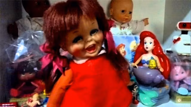 5. Baby Laugh-A-Lot: Quảng cáo cho con búp bê "thích cười" này không khác gì một trailer phim kinh dị. Mục đích của nó chỉ là mang đến niềm vui cho trẻ em, nhưng có lẽ ý tưởng một con búp bê biết cười phá lên không phải ý hay. Khi con búp bê Baby Laugh-A-Lot di chuyển tới lui và cười khúc khích không kiểm soát, màn hình liên tục cắt đến cảnh những cô bé cũng đang cười điên cuồng, sau đó lại quay về con búp bê trong chớp mắt. Những âm thanh trong đoạn quảng cáo quá khủng khiếp để tin rằng nó là dành cho trẻ em. 