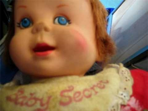 6. Búp bê biết thì thầm những bí mật: Năm 1965, Mattel tự hào ra mắt một con búp bê biết nói có tên Baby Secret, nhưng lại khiến trẻ em ở khắp mọi nơi hoang mang. Baby Secret thích gần gũi với chủ nhân của mình, thì thầm vào tai những điều đáng sợ như "tôi thích ngủ với bạn" và "hãy ôm tôi chặt hơn" với giọng nói the thé, ghê rợn, giống như mở đầu của những bộ phim kinh dị. 